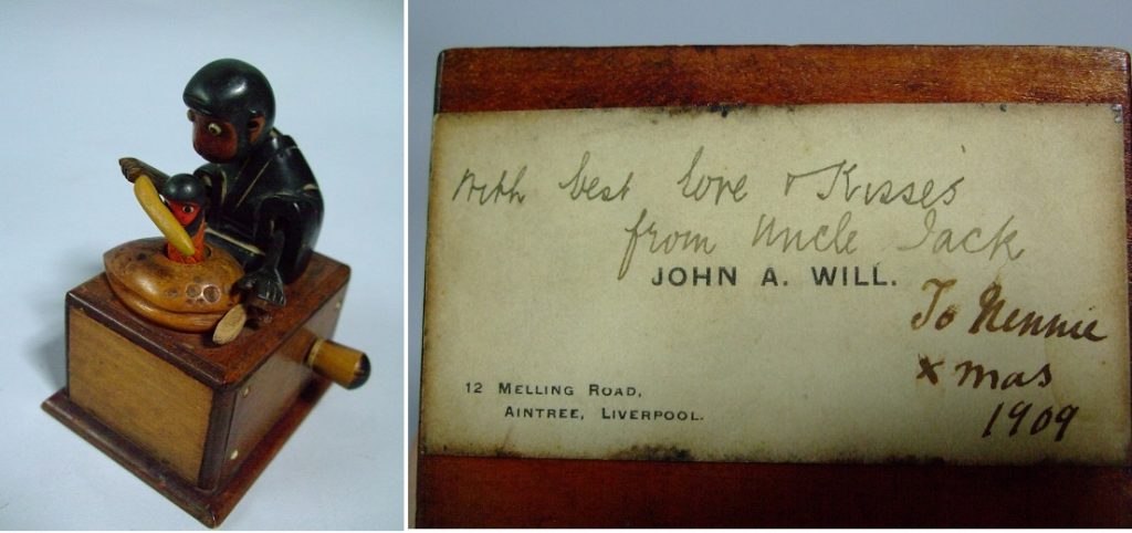 「猿の親子」の台底にイギリス・リバプールのJOHN A.WILL氏の名刺が貼られている。 1909（明治42）年のクリスマスにJOHN氏（Jackは愛称）から姪に贈られたものと考えられる。